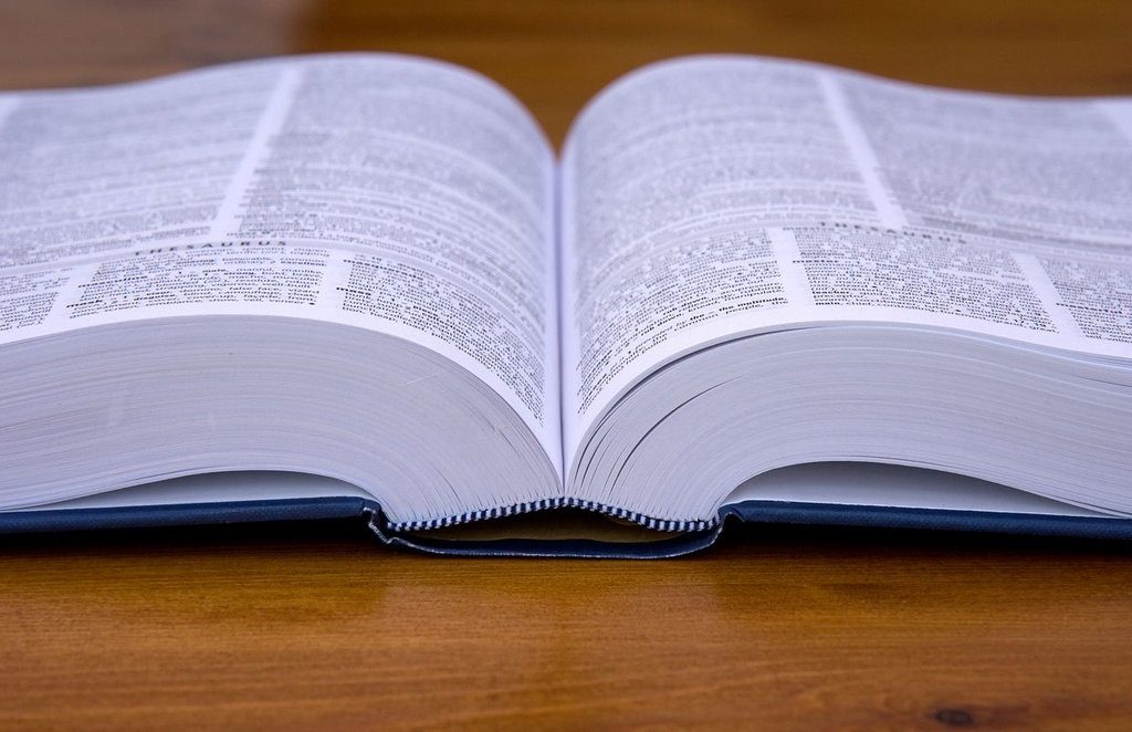 открытая книга для изучения грамматики