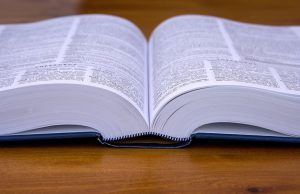 открытая книга для изучения грамматики
